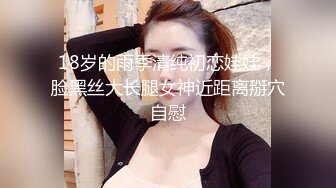 时尚性感高挑女神妹子，白色T恤超短裙胸部鼓胀饱满，白嫩笔直美腿，销魂黑丝欲望沸腾三人行前后夹击猛搞