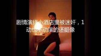 Skylar Vox 回到家在沙发上得到了一些大奶和一个胖屁股